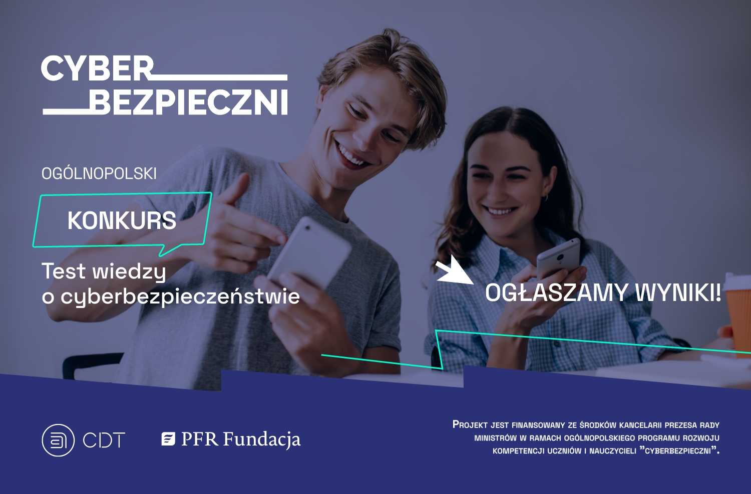 Napis Cyberbezpieczni na tle chłopaka i dziewczyny trzymającymi smartfony