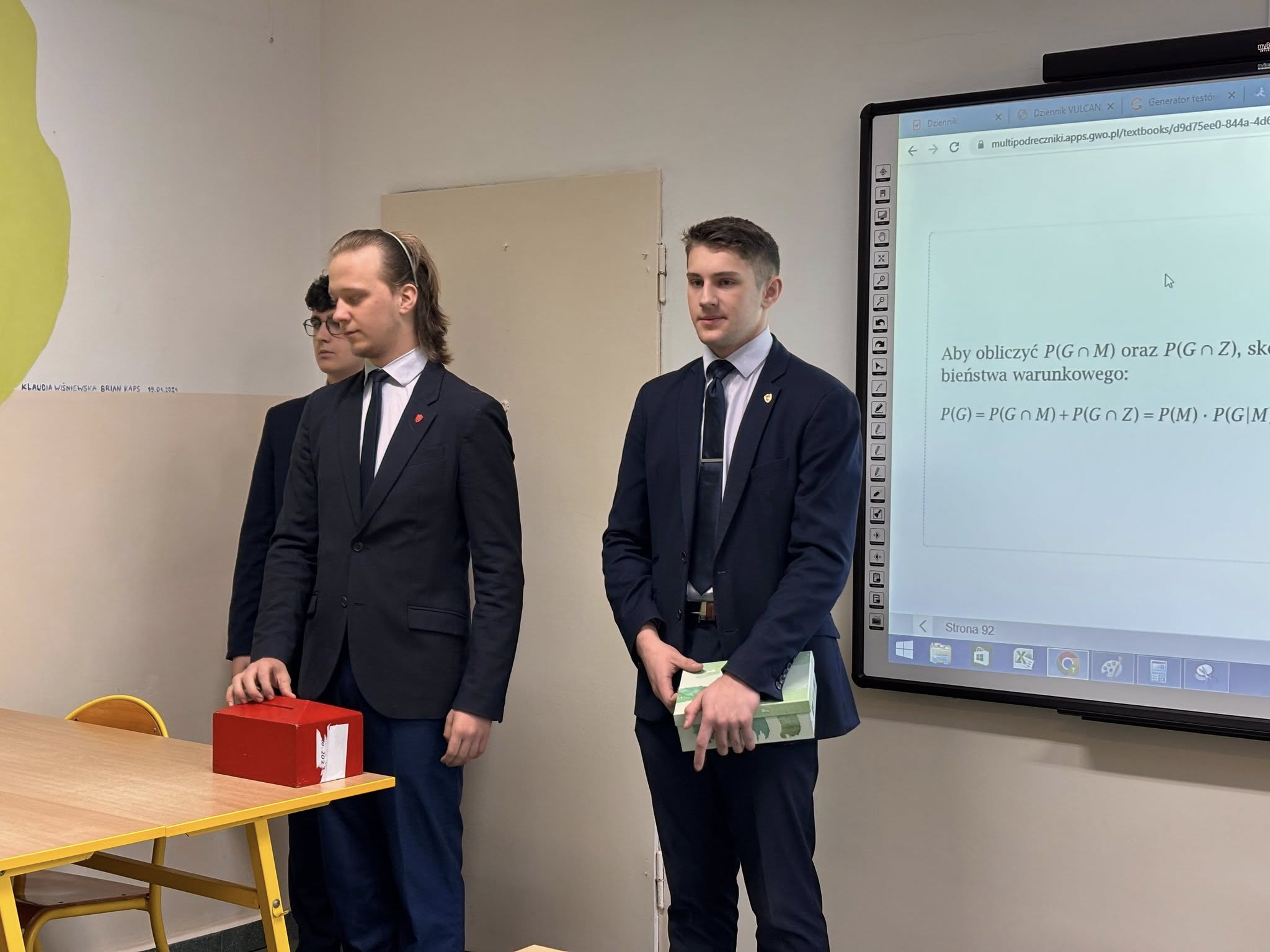 Komisja wyborcza objaśnia uczniom zasady głosowania