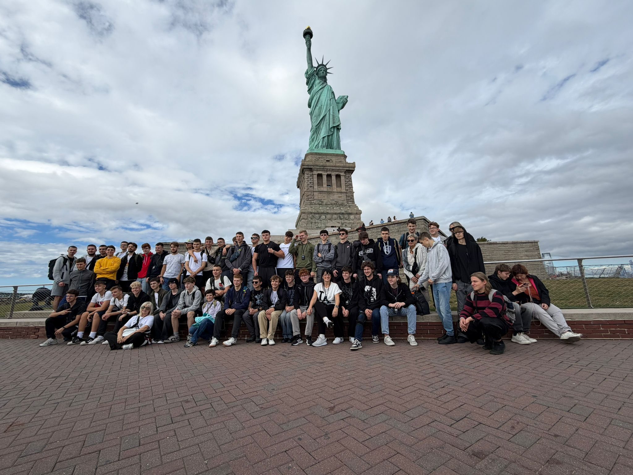 Grupa wycieczkowa pod Statuą Wolności