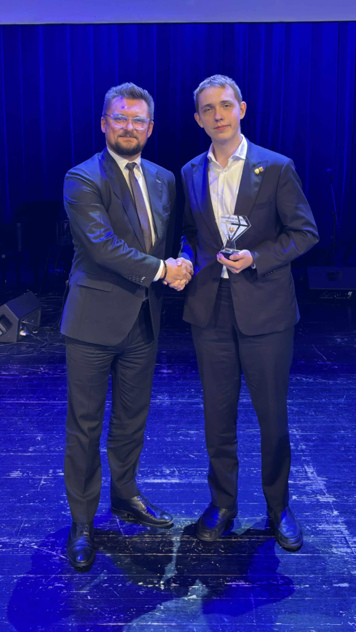 Pamiątkowe zdjęcie Piotra Fajkisa z Prezydentem Miasta Katowice 