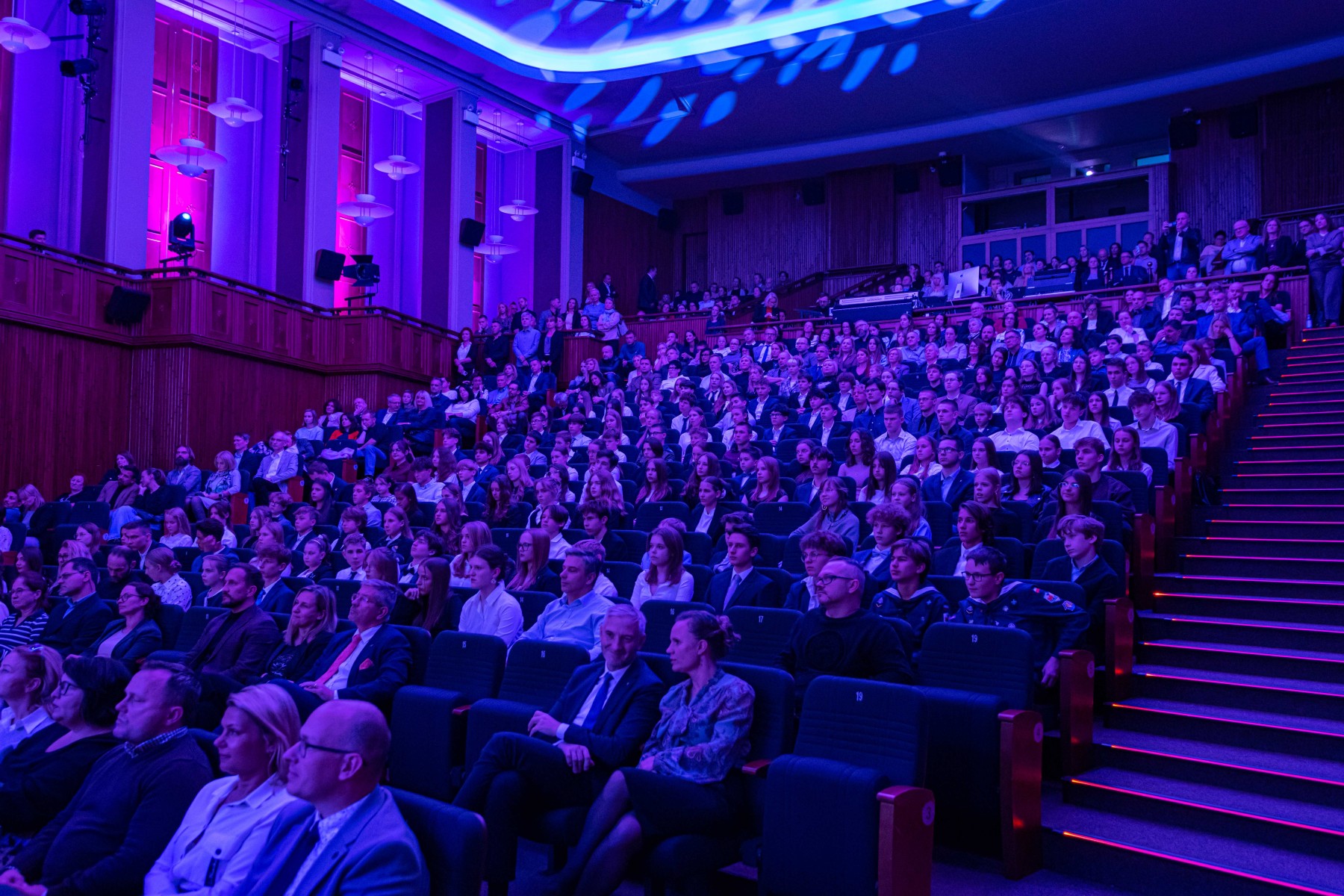 Zdjęcie uczestniczących w uroczystej gali – duża sala w Pałacu Młodzieży