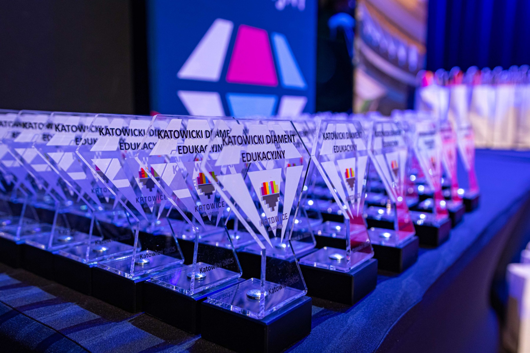 Wizualizacja statuetek Katowickiego Diamentu Edukacyjnego