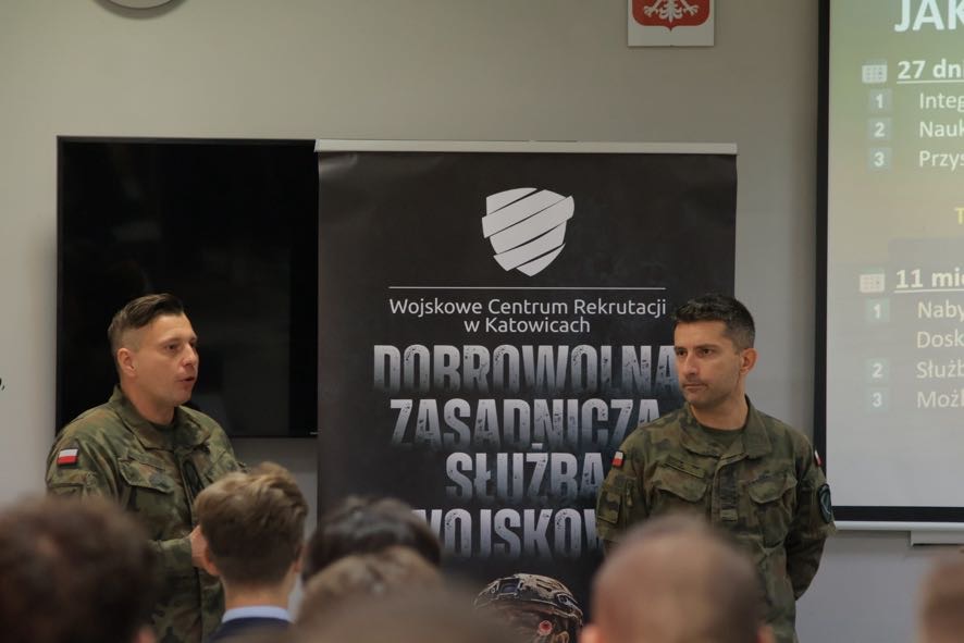 Dwaj żołnierze prezentują o zmianach w strukturach polskiego wojska