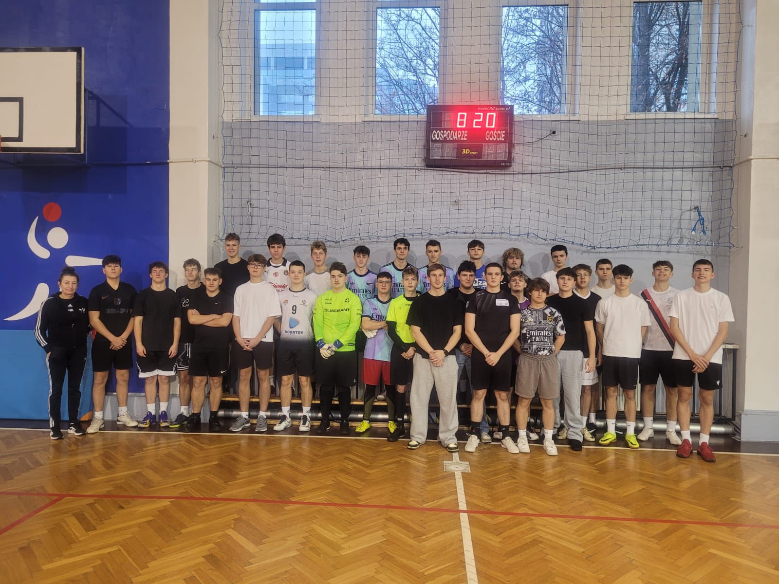 Zdjęcie grupowe uczestników futsalu dla klas trzecich: drużyny, organizatorka, współorganizatorzy, sędziowie 