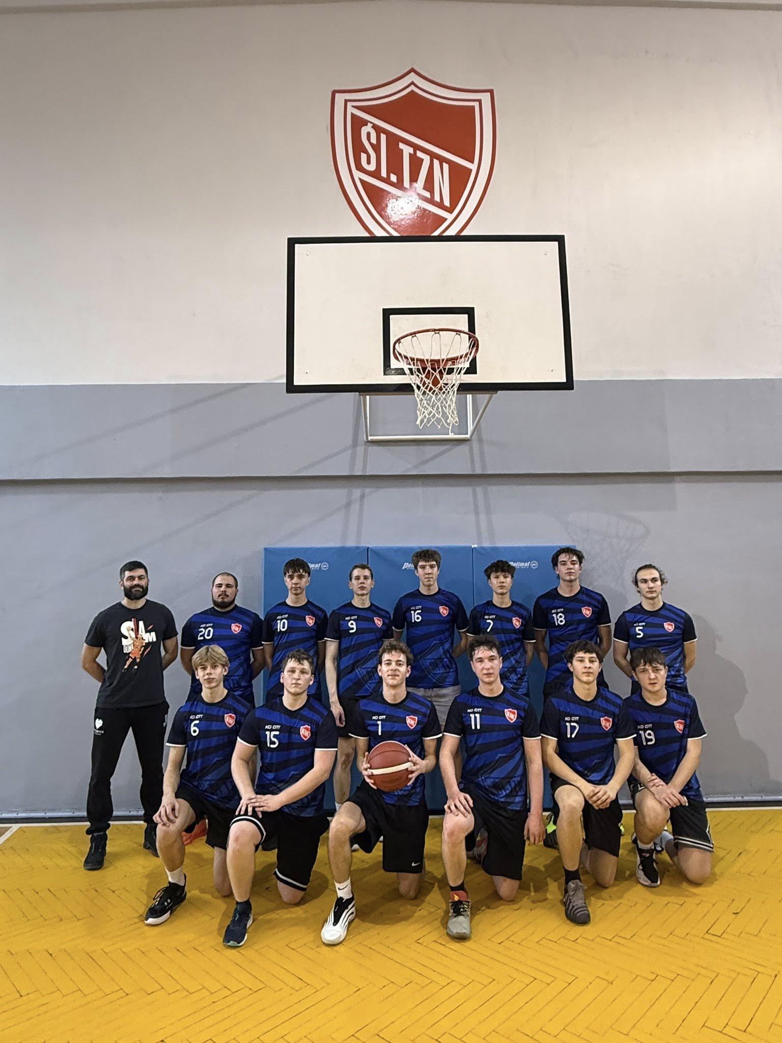 Reprezentacja koszykówki Śl.TZN z opiekunem