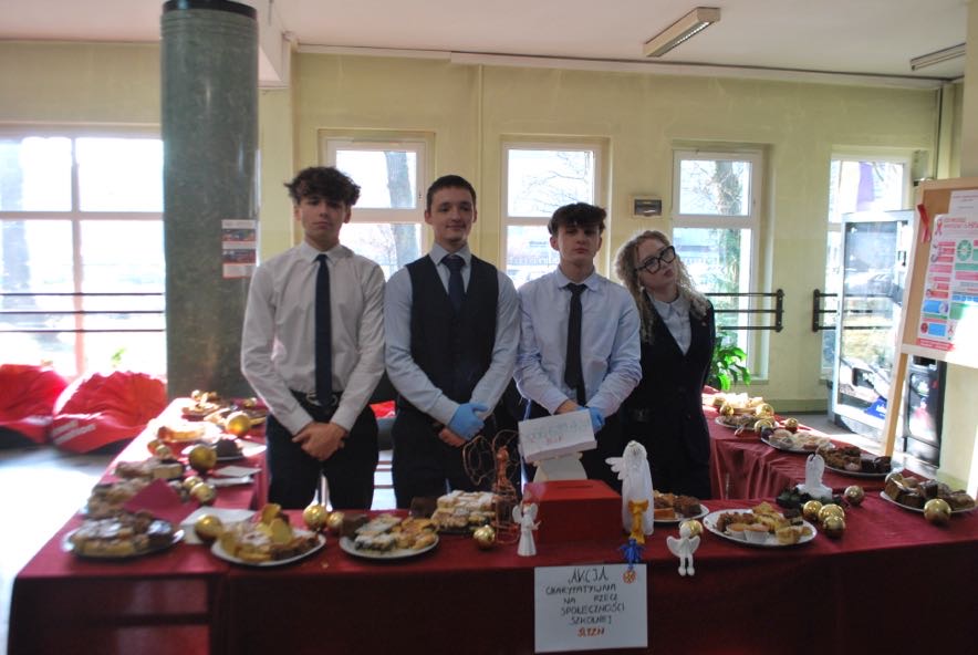  3 uczniów i uczennica – obsługa kiermaszu ciast