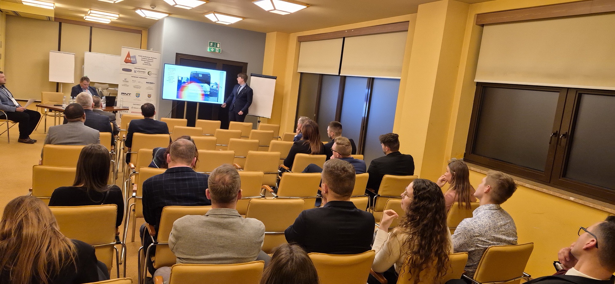 uczeń podczas prezentacji tematu