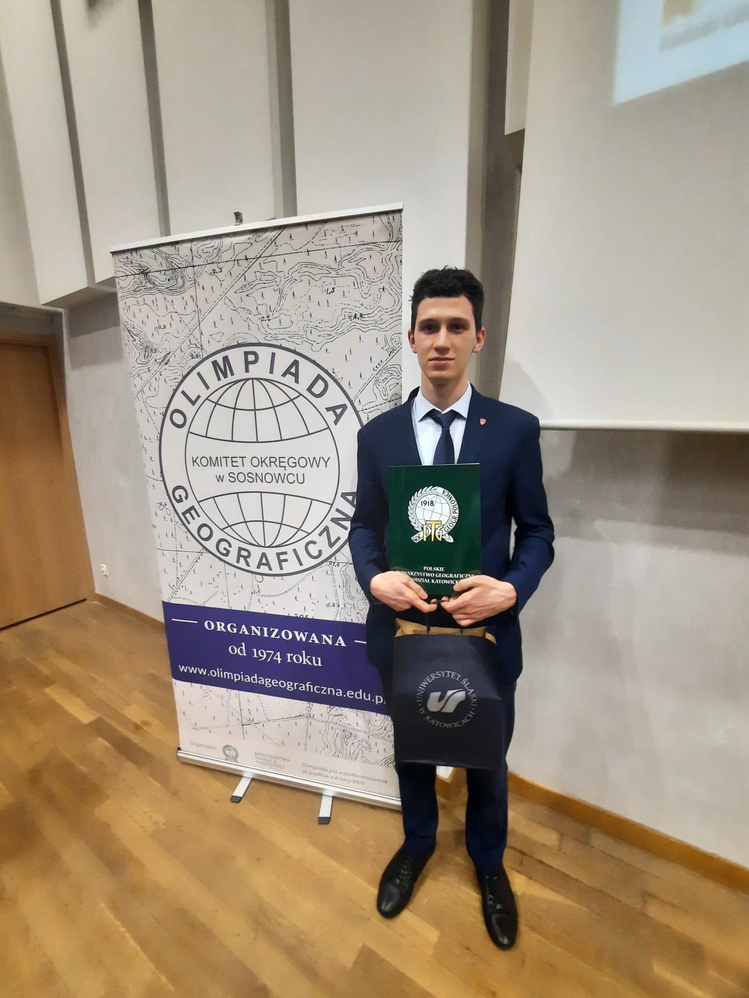 Uczeń jako uczestnik etapu okręgowego olimpiady z dyplomem i nagrodą