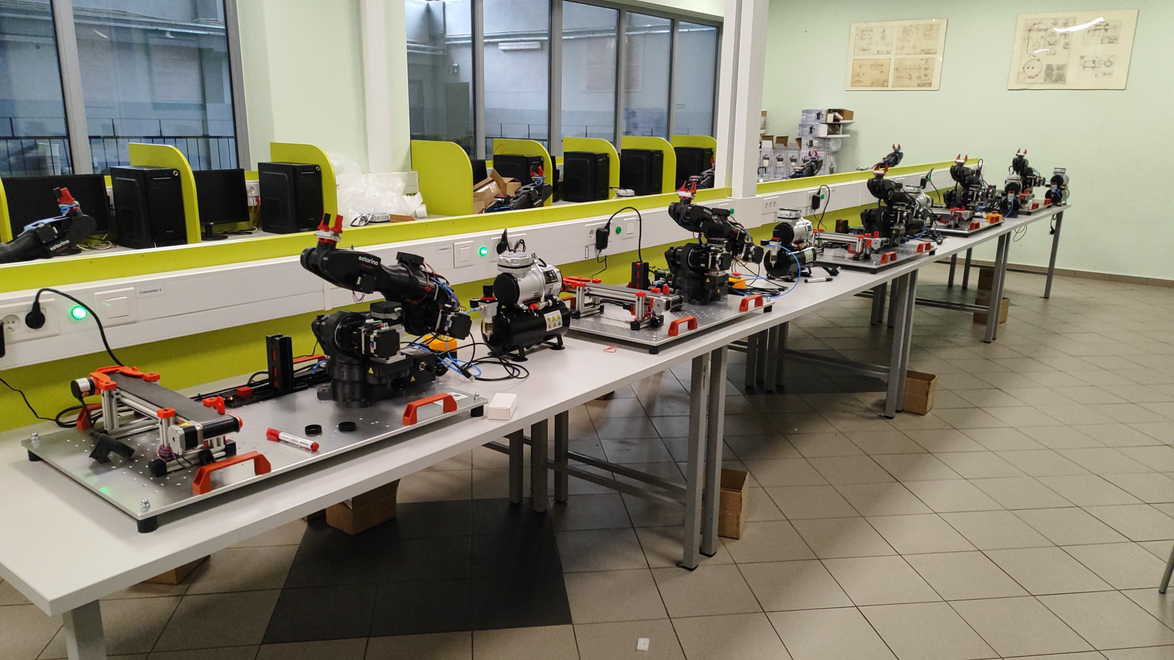 stanowiska nowo zakupionych ramion robotów Astorino Kawasaki
