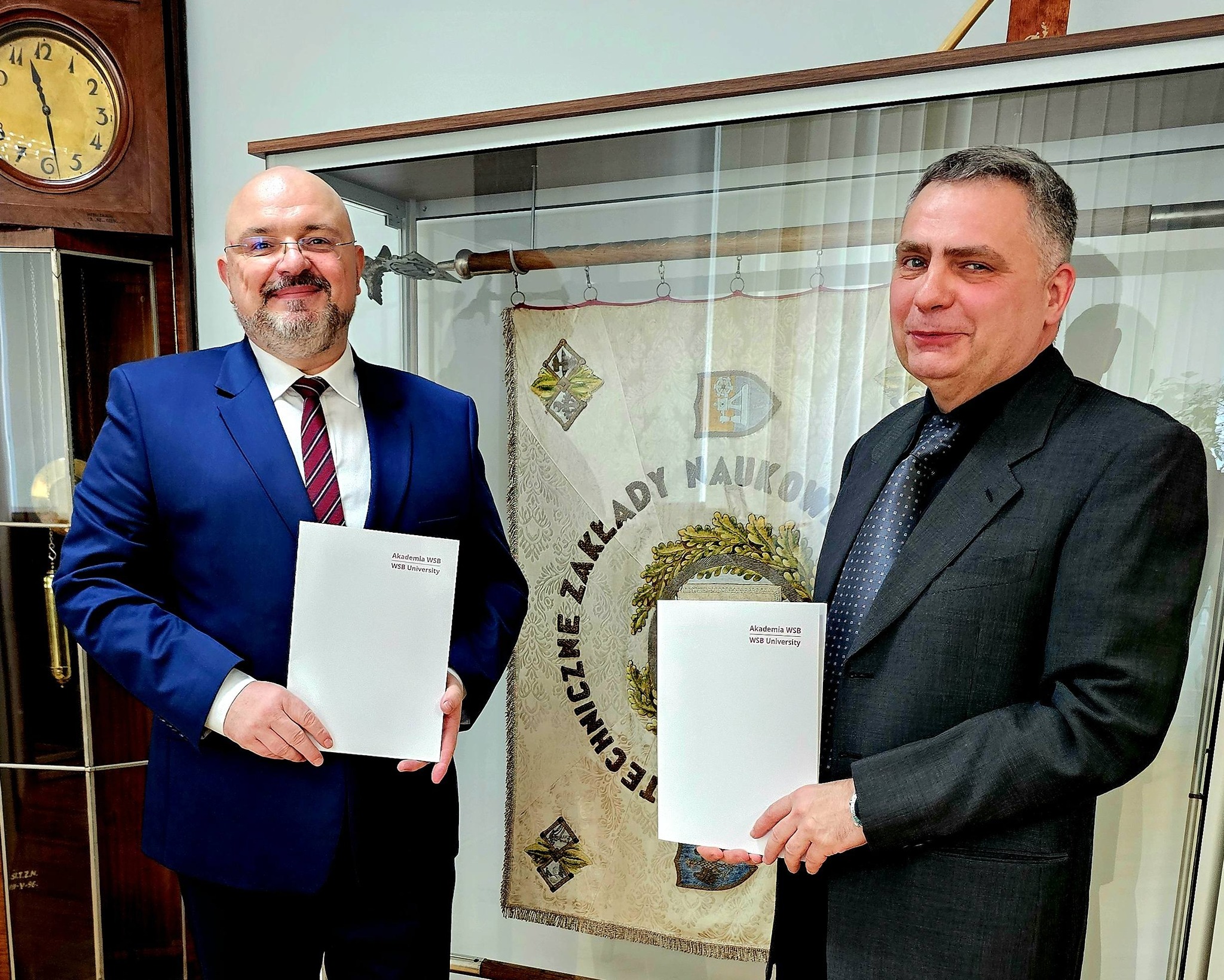 pamiątkowe zdjęcie po podpisaniu porozumienia o współpracy