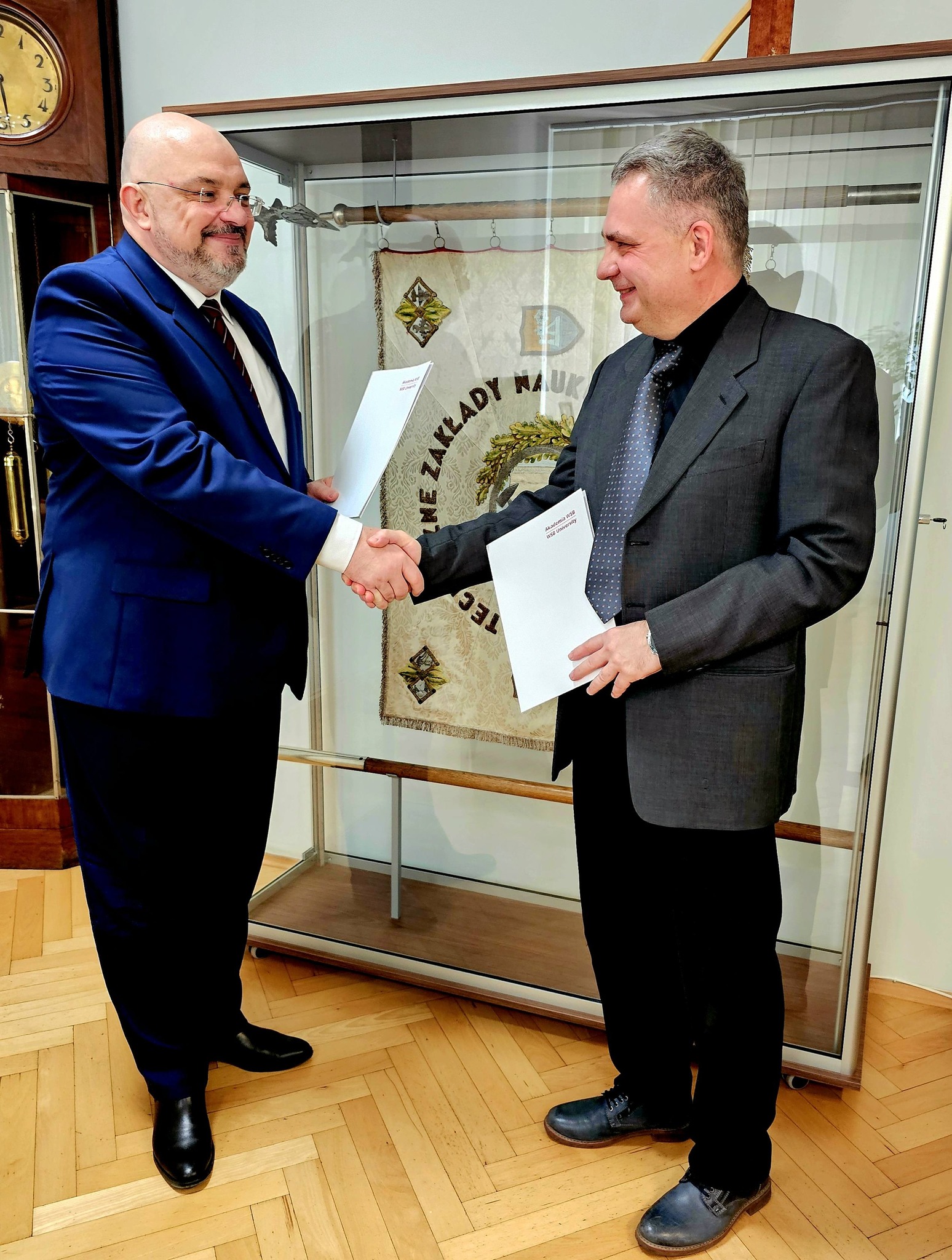 pan Krzysztof Justyński i dyrektor Ireneusz Boczek – uścisk dłoni po podpisaniu dokumentów