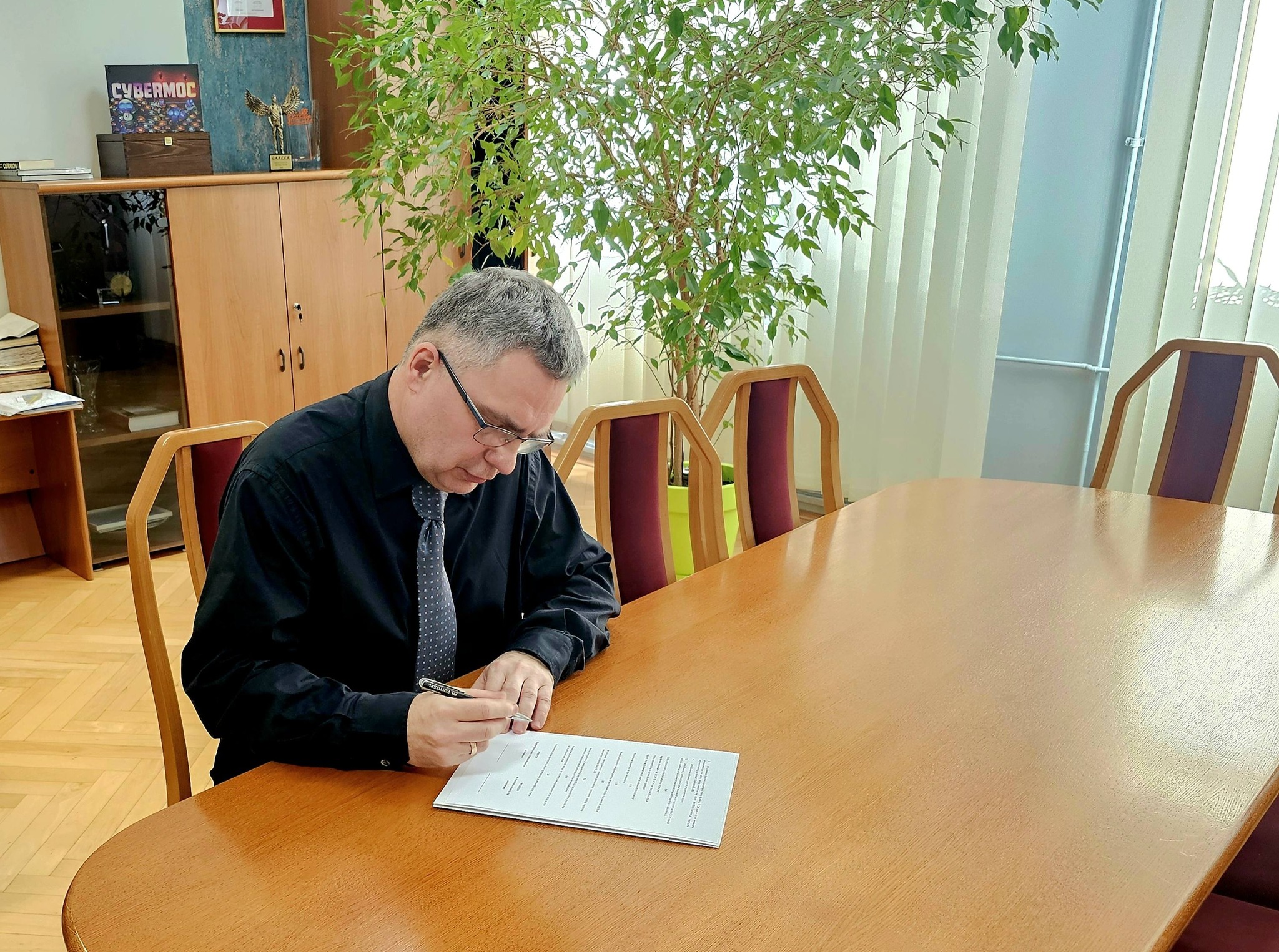 Dyrektor Śl.TZN w trakcie podpisywania dokumentu o współpracy