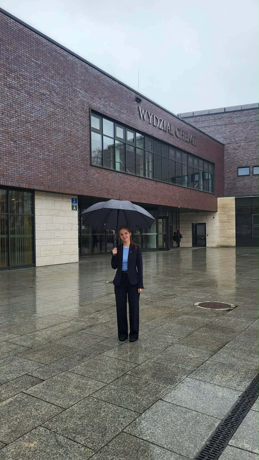 Finalistka olimpiady na tle budynku Wydziału Chemii UJ