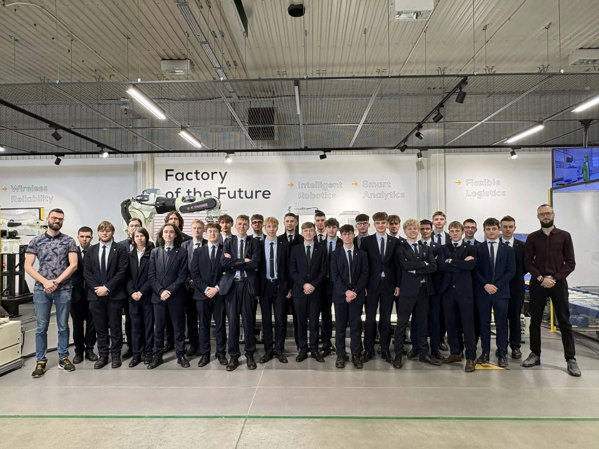 Uczniowie i opiekunowie podczas wycieczki edukacyjnej