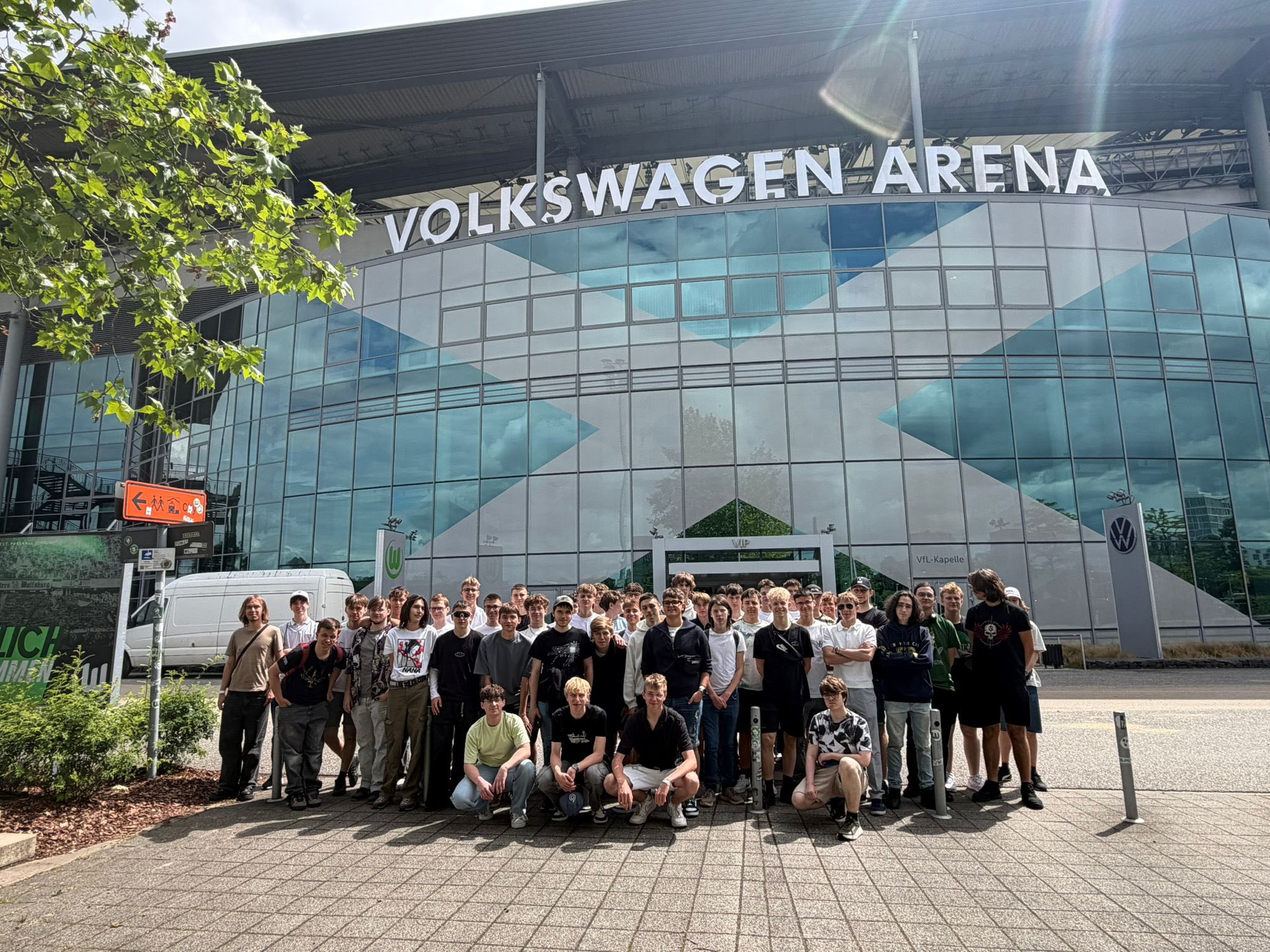 Uczestnicy wycieczki przed Volkswagen Arena