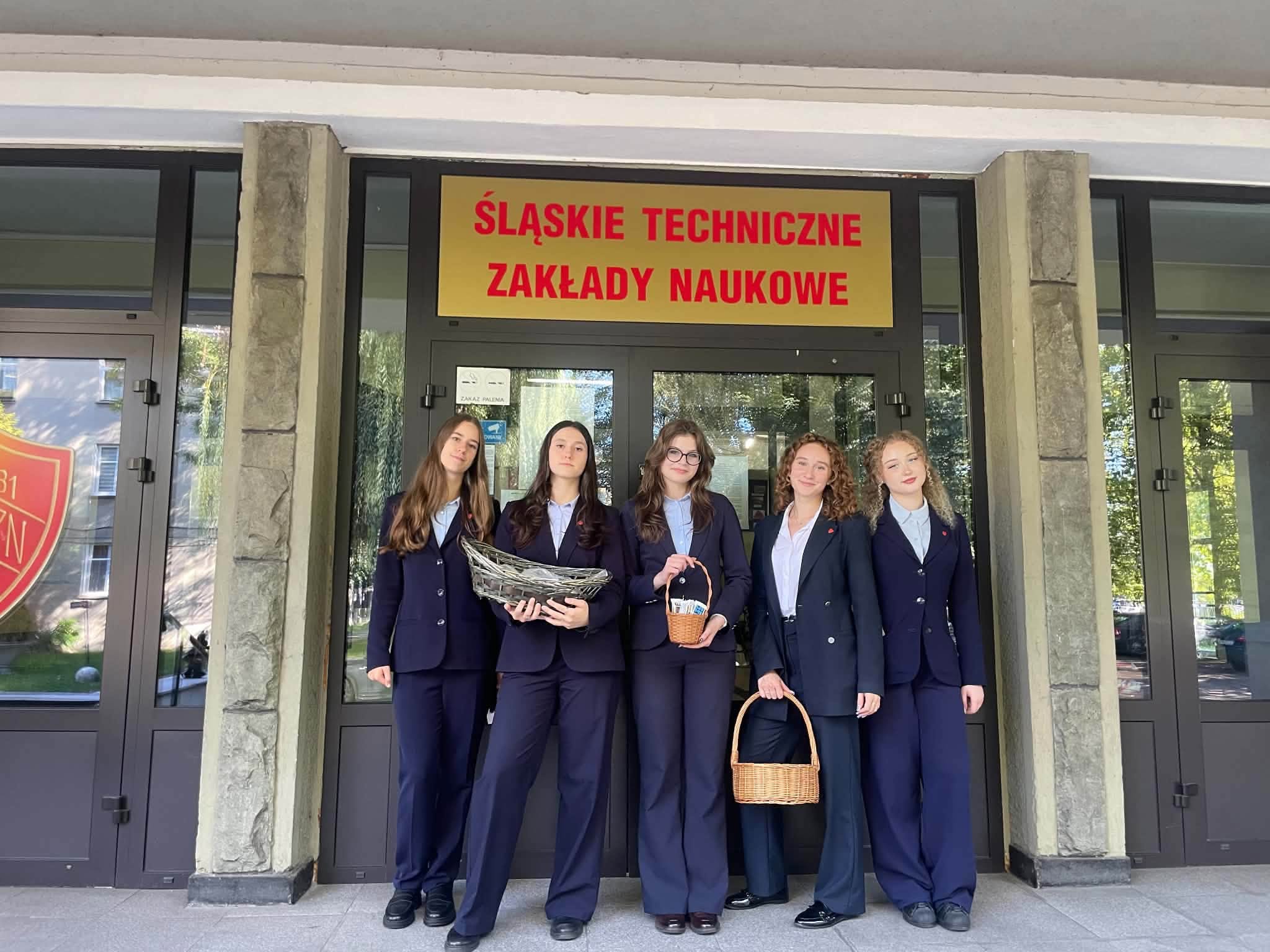 Przedstawicielki dziewcząt ze słodkościami dla chłopaków przed wejściem do Śl.TZN