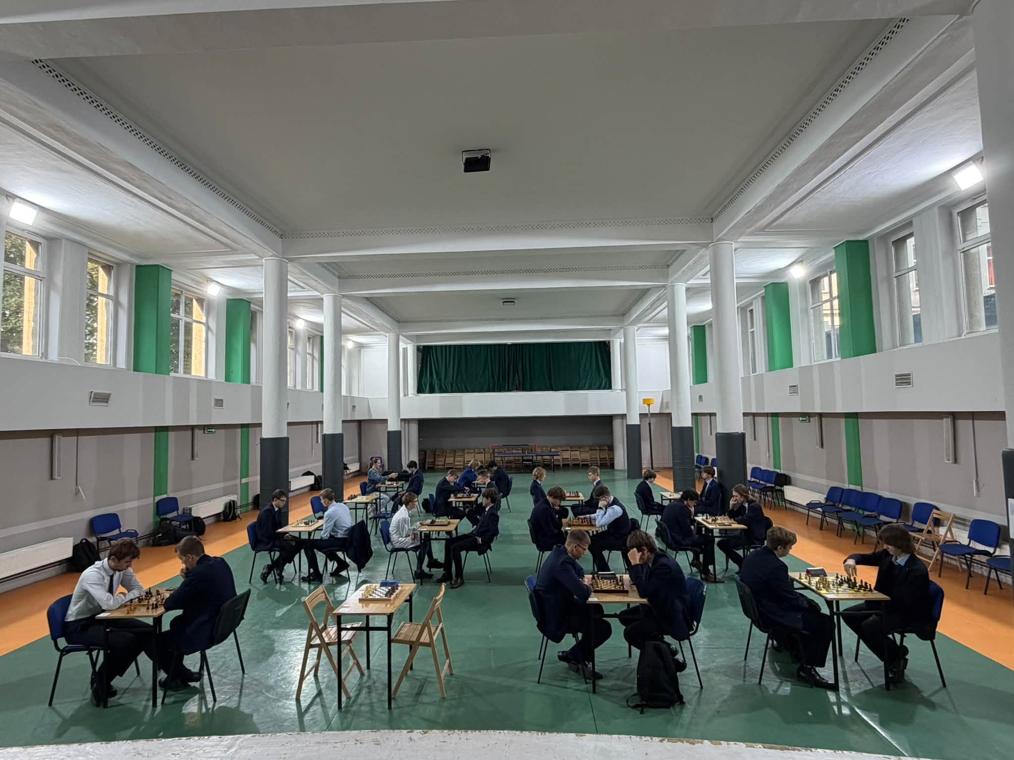 Widok auli z zawodnikami w trakcie rozgrywek