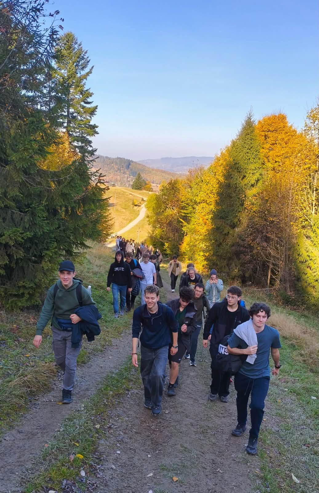 Grupa na górskiej trasie