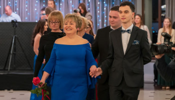 pani Dyrektor prowadzi poloneza klasy 5AF