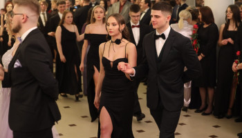 maturzyści w trakcie poloneza 