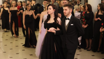 pary tańczące poloneza