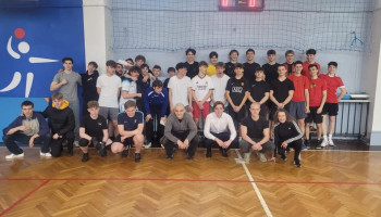 zbiorowe zdjęcie uczestników, organizatorki i uczniów współorganizatorów