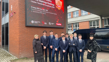 reprezentanci uczniów Śl.TZN z Panią Dyrektor i Panią A. Burdach przed budynkiem Politechniki Śląskiej z okazji Gali Śląskiego Rankingu Perspektyw 2025