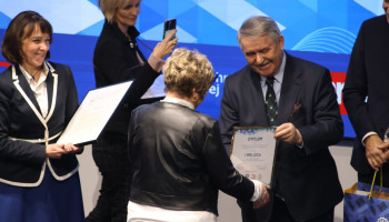 Prezes Fundacji Perspektywy wręcza Pani Dyrektor dyplom za I miejsce w województwie