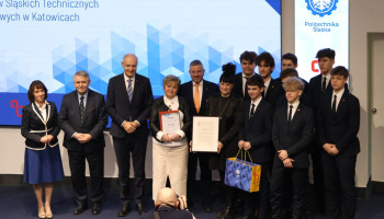 pamiątkowe zdjęcie (od lewej): Pani Śląska Kurator, Pan Waldemar Siwiński, prezes Fundacji Perspektywy, Pan prof. dr hab. inż. Marek Pawełczyk, Rektor Politechniki Śląskiej, Pani Dyrektor, Pan Waldemar Bojarun, Wiceprezydent Miasta Katowice, Pani Anna Burdach oraz grupa uczniów reprezentująca Technikum nr 17 w Śl.TZN