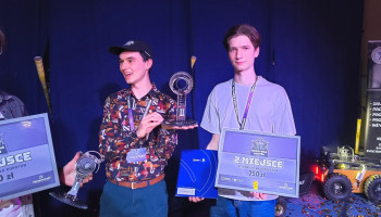 radość drużyny Robot/a Młot/a z zajęcie 2. miejsca w turnieju i nagrody