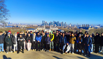 uczniowie na wzgórzu w Greenwich