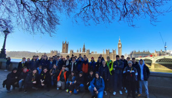 grupa przed siedzibą Parlamentu Wielkiej Brytanii