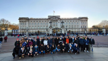 uczniowie przed Pałacem Buckingham