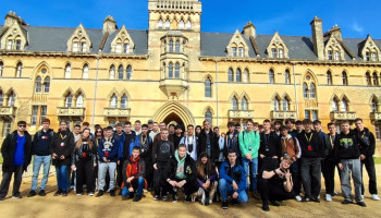 uczestnicy wycieczki przed Christ Church College w Oxfordzie