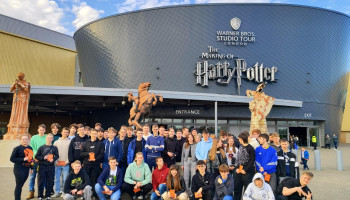 pamiątkowe zdjęcie grupy przed Warner Bros Studio Harry Potter
