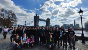 uczniowie przy Tower Bridge