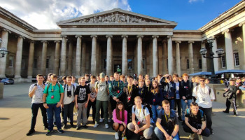 uczniowie przed wejściem do British Museum