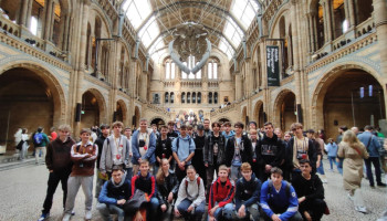 uczniowie zwiedzający Natural History Museum 