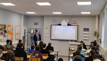 Uczniowie podczas prelekcji o szkole