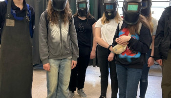 Uczeń Śl.TZN z uczennicami SP