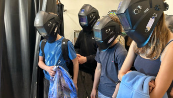 Uczniowie w maskach spawalniczych