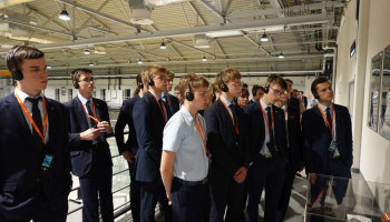 Uczniowie zwiedzający wnętrza instytutu