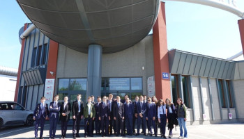 Uczniowie na tle nowoczesnego budynku Solaris