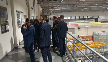 Uczniowie zwiedzający instytut