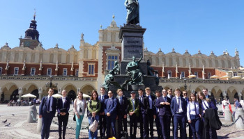 Uczniowie przed pomnikiem Adama Mickiewicza w Krakowie