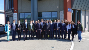 Uczniowie przed wejściem do Solaris