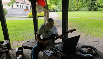 Andrzej umilający spotkanie grą na gitarze