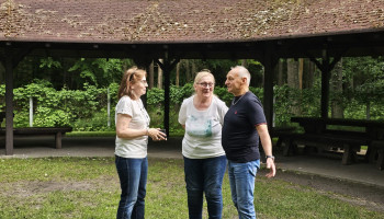 Iwona, Stenia i Bogdan w trakcie rozmowy