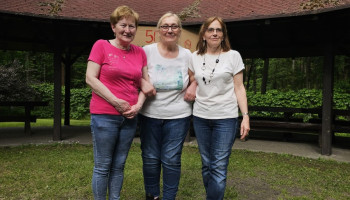 Urszula, Stenia i Iwona, trzymające się pod ręce