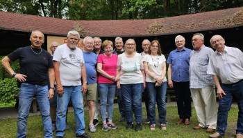 Pamiątkowe zdjęcie grupy w plenerze (od lewej: Bogdan, Andrzej, Jurek, Piotr, Urszula, Leszek, Stenia, Marian, Iwona, Włodek, Zdzisiek, Krzysiek)